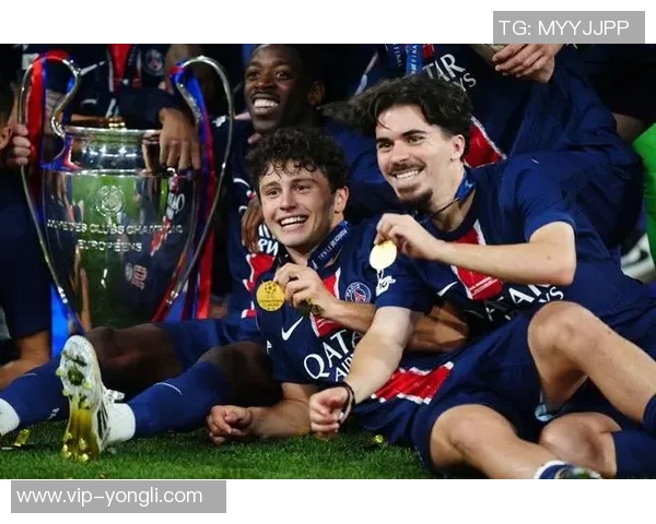 葡萄牙球员内维斯等在巴黎夺七冠国家队发海报庆祝辉煌成就